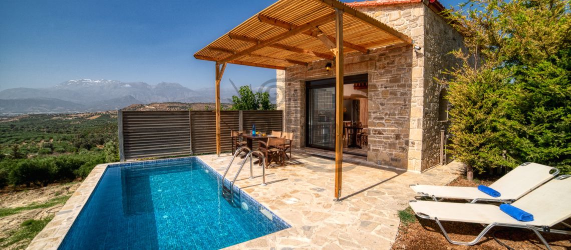 Κρήτη Νότιο Ηράκλειο . Πωλείται παραδοσιακή μονοκατοικία 112 τμ με ιδιωτική πισίνα . property first image