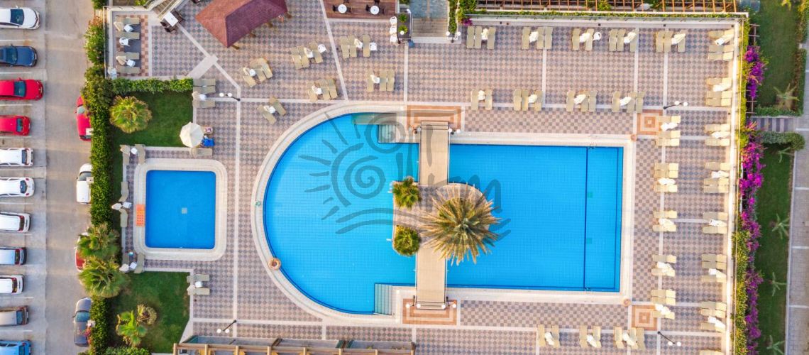 Crète La Canée . Une unité hôtelière de 213 chambres de 4* est vendue sur un terrain en bord de mer property first image