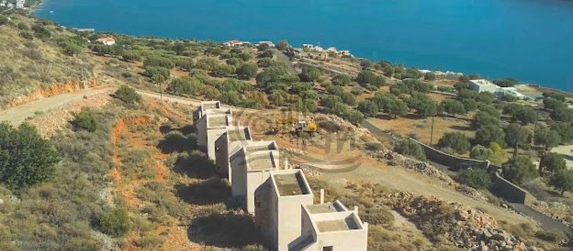 Lassithi, Elounda. Un complexe de villas de luxe d'une superficie totale de 830,39 m² sur un terrain de 8 127 m² avec une vue unique sur la baie de Mirabello et Spinalonga est à vendre. property first image