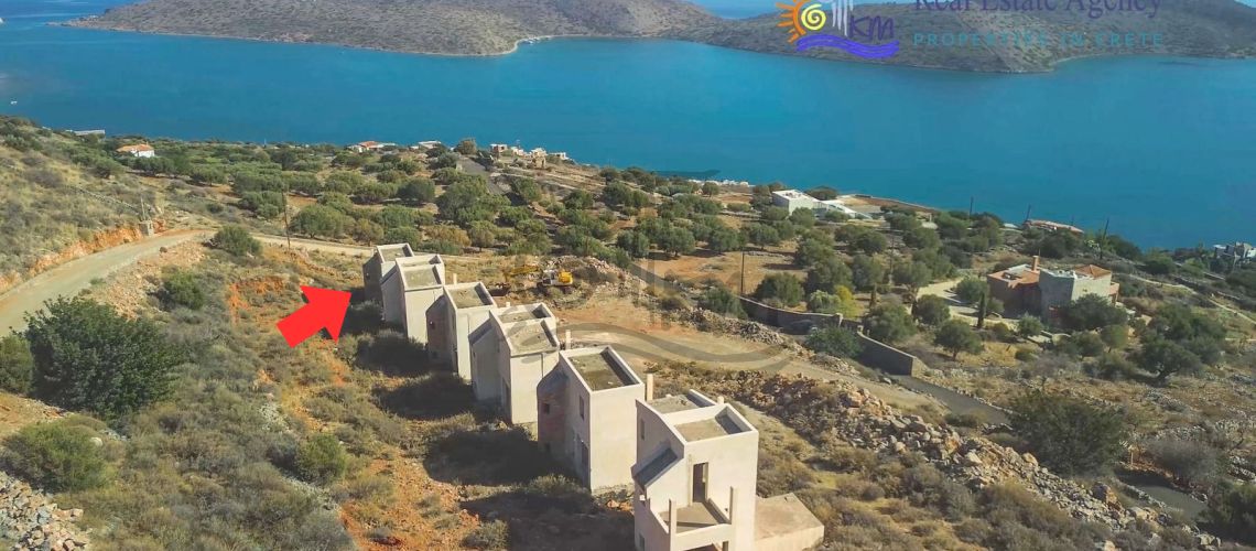 Λασίθι, Ελούντα. Πωλείται πολυτελής βίλα 138,26 τμ σε οικόπεδο 2.679,22 τμ με ιδιωτική πισίνα 80 τμ και μοναδική θέα στον κόλπο του Μιραμπέλλου και της Σπιναλόγκας. property first image