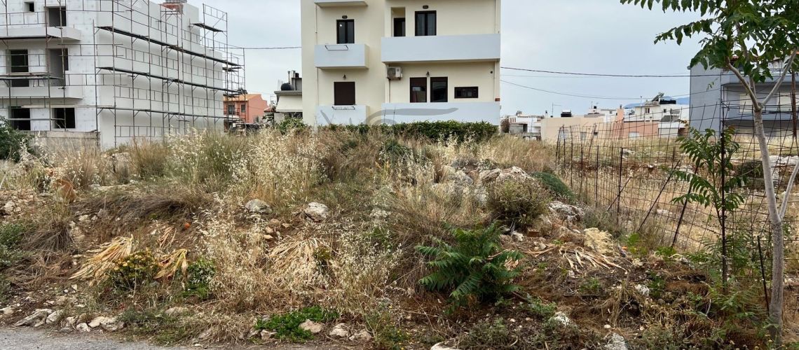 Ηράκλειο, Λόφος Αξιωματικών. Πωλείται οικόπεδο συνολικής επιφάνειας 208 τμ με πρόσοψη 10,35 μ σε καλό σημείο ανάμεσα σε πολύ όμορφες μονοκατοικίες. property first image
