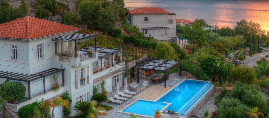 Lassithi, Elounda. A vendre une luxueuse villa de 623 m² sur un terrain de 4 125 m² avec une piscine privée chauffée de 60 m², à seulement 80 mètres de la mer. property first image