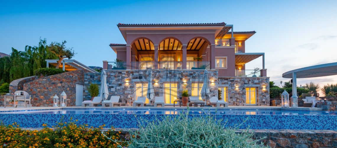 Lassithi, Elounda. Zum Verkauf steht eine luxuriöse 642 m² große Villa auf einem 4.014 m² großen Grundstück mit einem privaten beheizten Swimmingpool von 54 m², nur 70 Meter vom Meer entfernt. property first image