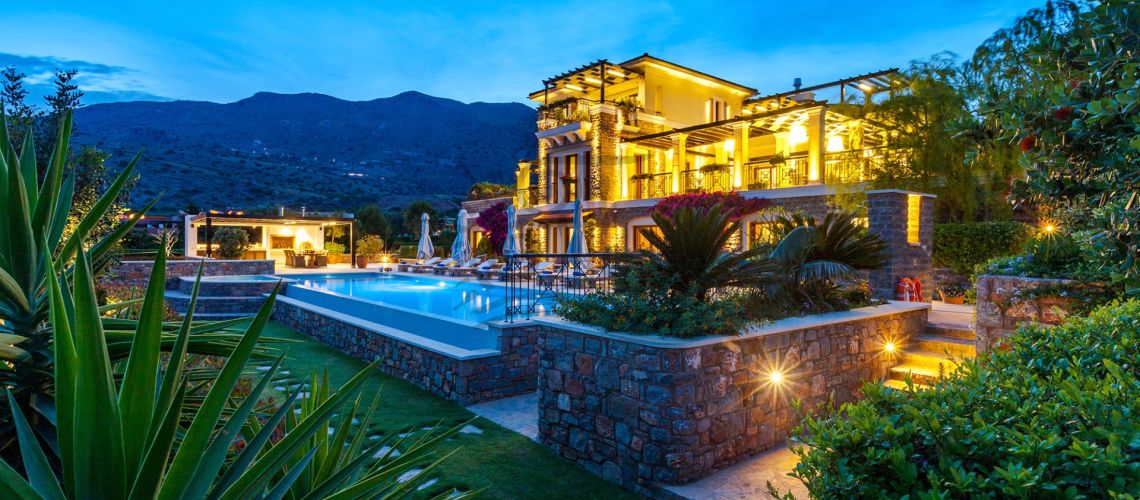 Lassithi, Elounda. In vendita una lussuosa villa di 632 mq su un terreno di 4.026 mq con piscina privata riscaldata di 81 mq, a soli 100 metri dal mare. property first image