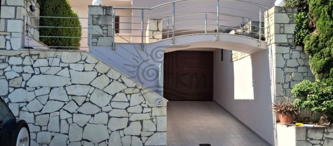 Iraklion, Vasilios, Agios Vlasios. Zum Verkauf steht ein 270 m² großes Einfamilienhaus auf einem 325 m² großen Grundstück mit unverbautem Blick auf Heraklion und das Meer. property first image