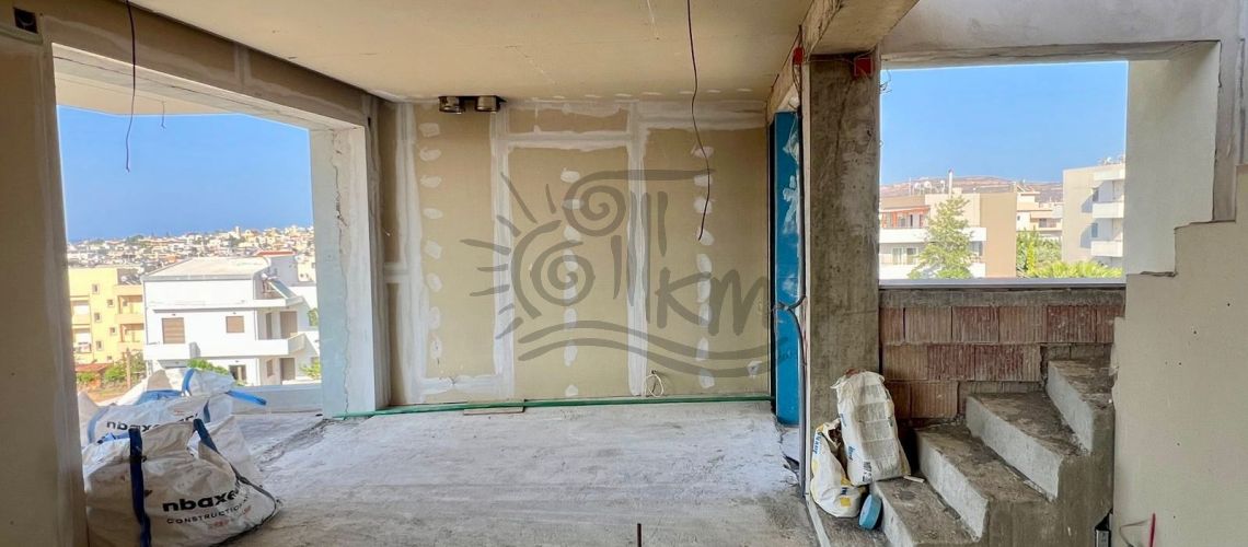 Heraklion, Mesampelies. Zum Verkauf steht eine 134 m² große Maisonette-Wohnung mit einem privaten Pool von 23,40 m² in sehr guter Lage. property first image