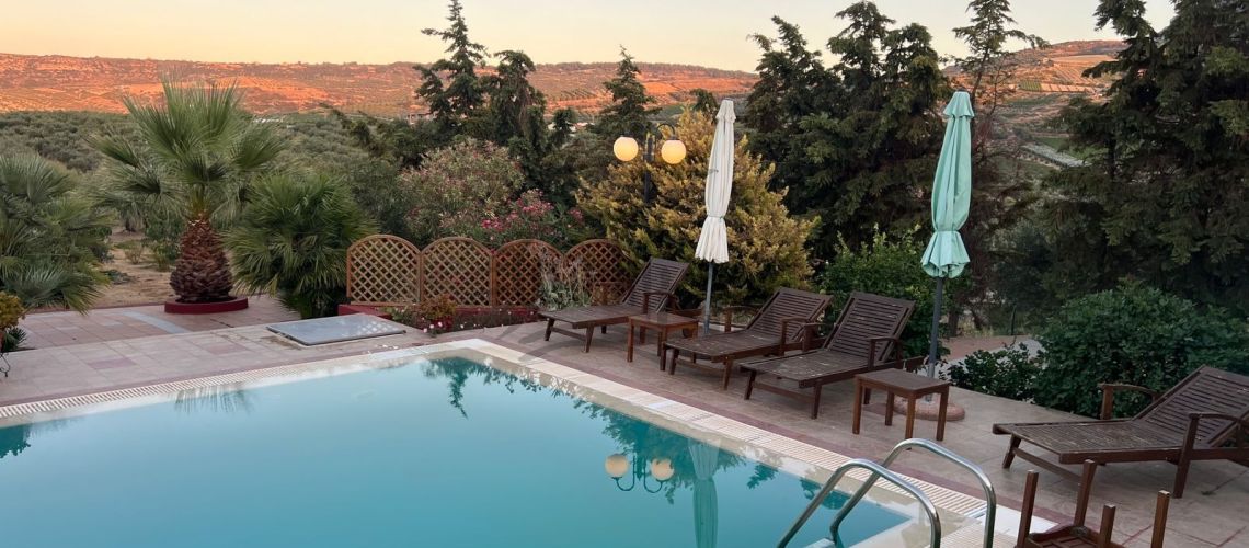 Héraklion Vasilies Syllamos. Maison individuelle de 68 m² à vendre dans une propriété indépendante clôturée de 6 700 m² avec piscine privée. property first image