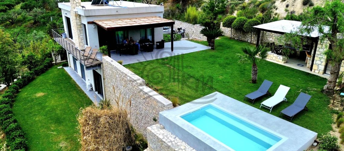 Heraklion, Agios Myronas. Un'esclusiva villa di 170 mq in affitto su un terreno di 2.200 mq con piscina privata riscaldata, jacuzzi e vista panoramica. property first image